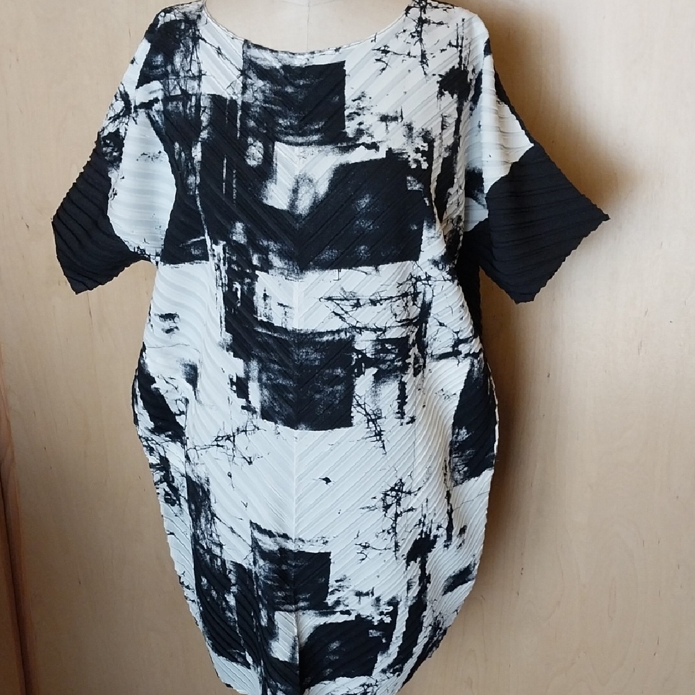 Abstract Black & White Scoop Neck Tunic or Mini Dress by Chalet. Size Medium